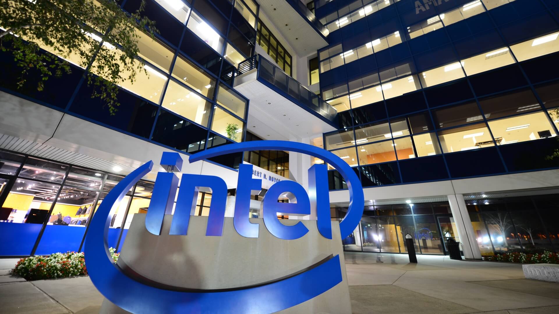 AI-контракт вызвал рост акций Intel